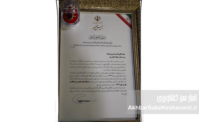 اقامه-نماز-به-وزیر-جهاد-کشاورزی-44